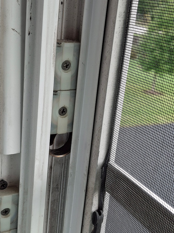 Upper sash left side 1 coil broken